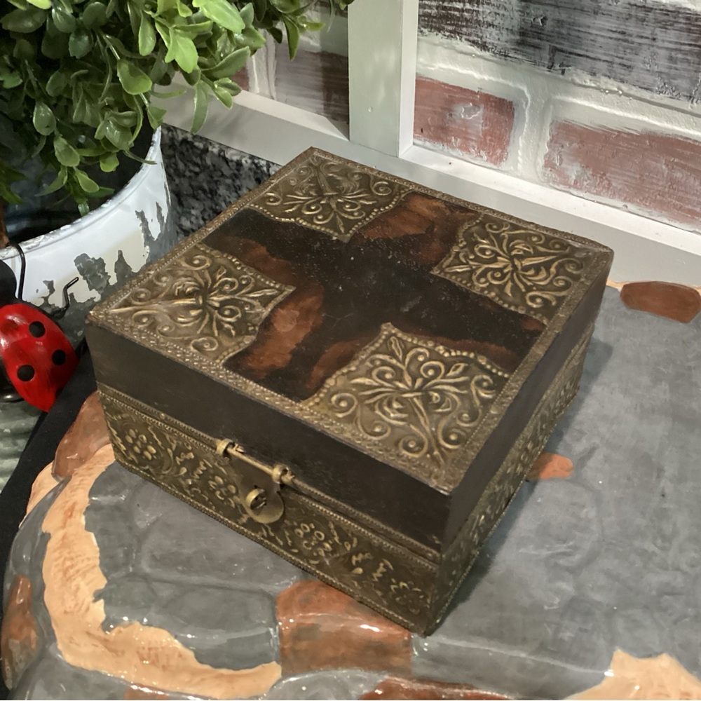 🟤 Vintage - Beautifully crafted solid wood, brass/metals Jewelry / Keepsake Box - Picture 2 of 12